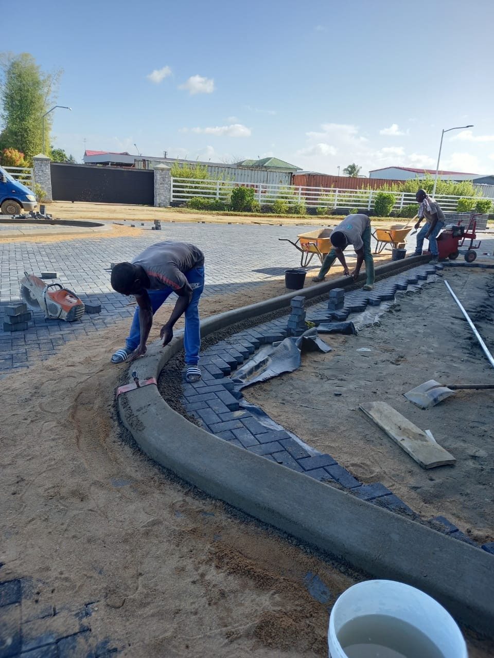 Bestratingswerk op de bouwplaats