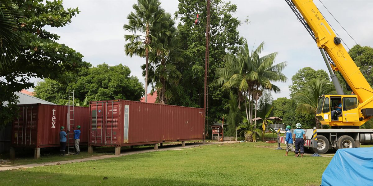Kraan plaatst zeecontainers