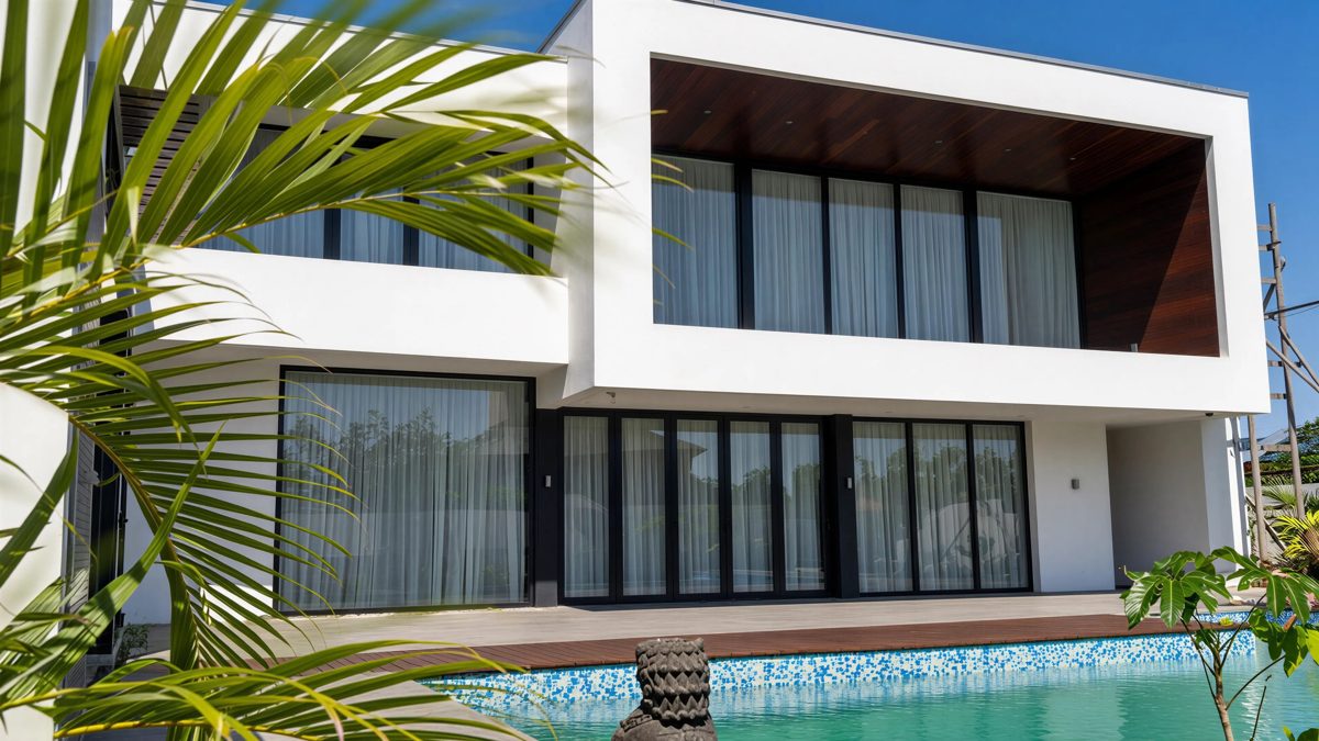 Villa met zwembad, vooraanzicht