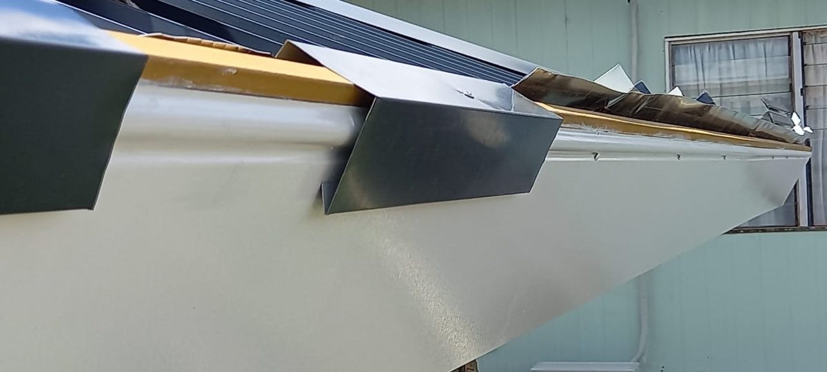 Detail van de dakrand en afwerking